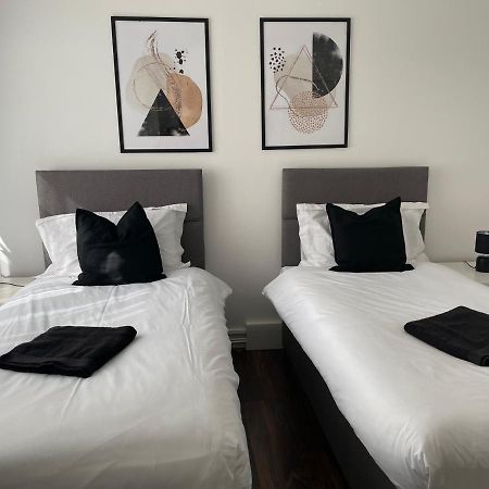 Lovely 2Bedroom 4Mins From Wimbledon Station 런던 외부 사진