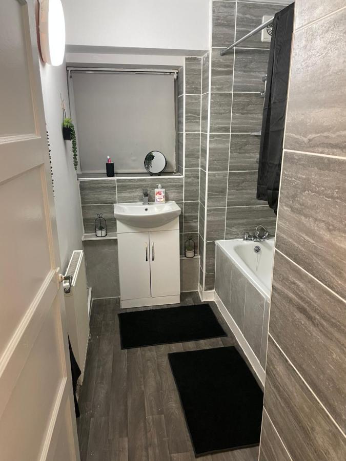 Lovely 2Bedroom 4Mins From Wimbledon Station 런던 외부 사진
