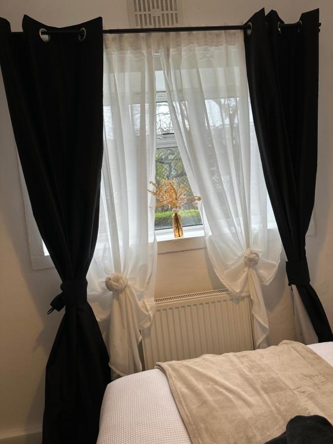 Lovely 2Bedroom 4Mins From Wimbledon Station 런던 외부 사진