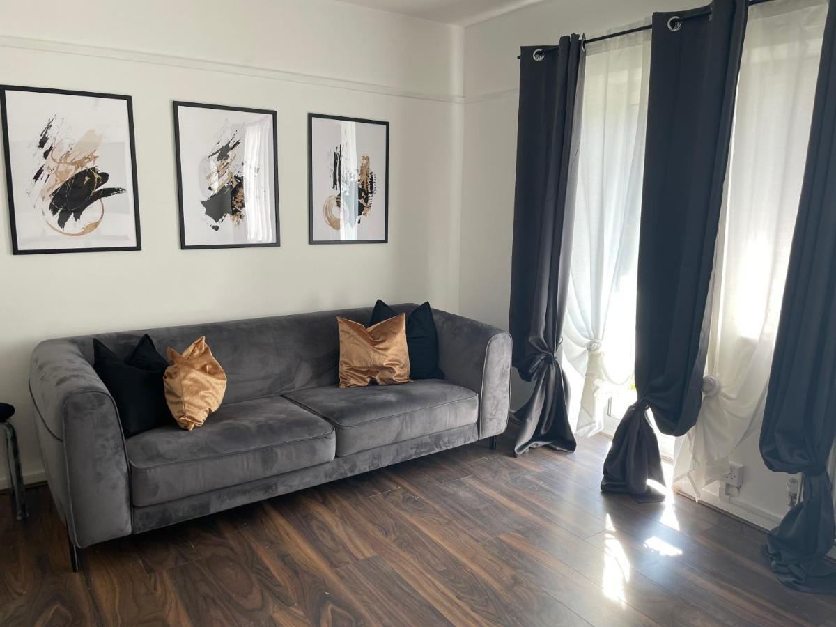 Lovely 2Bedroom 4Mins From Wimbledon Station 런던 외부 사진