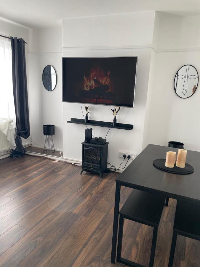 Lovely 2Bedroom 4Mins From Wimbledon Station 런던 외부 사진